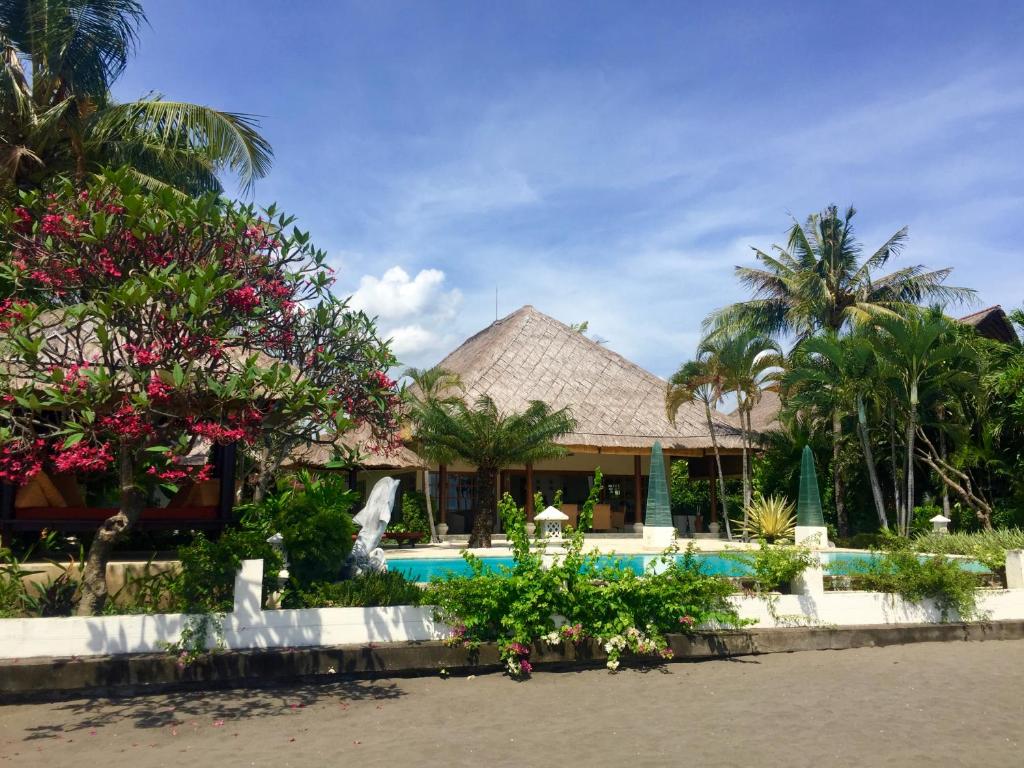 Villa Surgawi tesisinin dışında bir bahçe