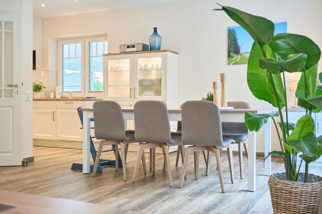 a kitchen and dining room with a table and chairs at Kanalkajüte Theodor in Hanerau-Hademarschen