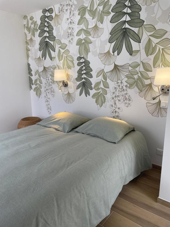 Giường trong phòng chung tại Le studio entre Nantes et bord de Loire