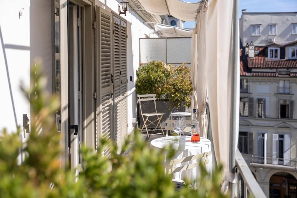 a balcony with a table and chairs on a building at Casa Vero Amore in Turin