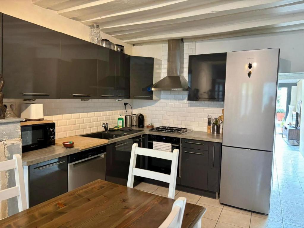 Küche/Küchenzeile in der Unterkunft Maison cosy pour 2 à Crépy, véranda et jardin