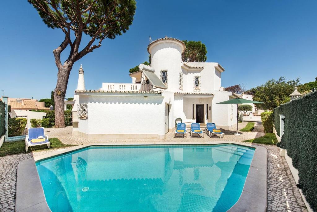 Residential cul-de-sac walking distance to centre, private pool, free AC wifi