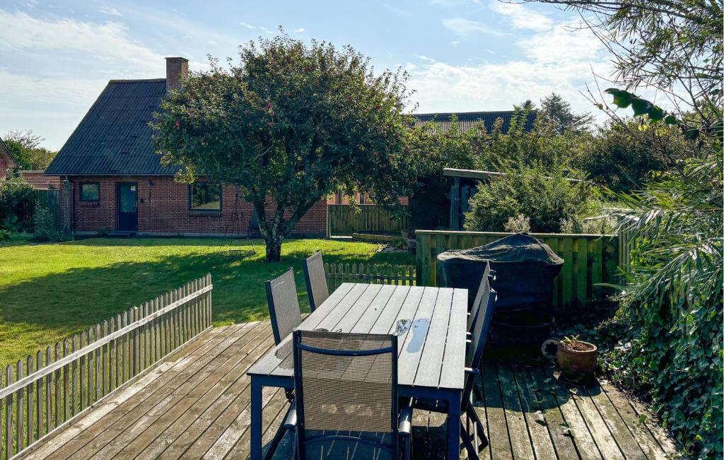 Vườn quanh Lovely Home In Karby With Wifi