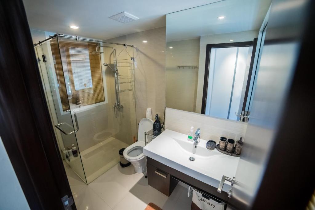 Et badeværelse på The Title by Eeri