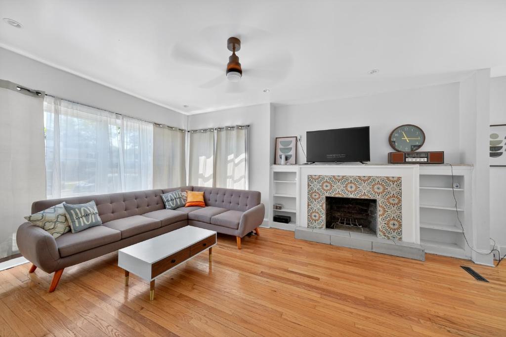 Μια τηλεόραση ή/και κέντρο ψυχαγωγίας στο Chicago Getaway with Pool Table & Modern Comfort home