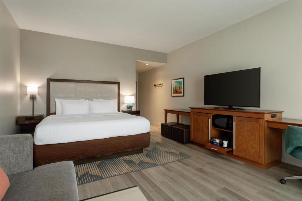 Hampton Inn & Suites by Hilton Tampa Busch Gardens Area photo