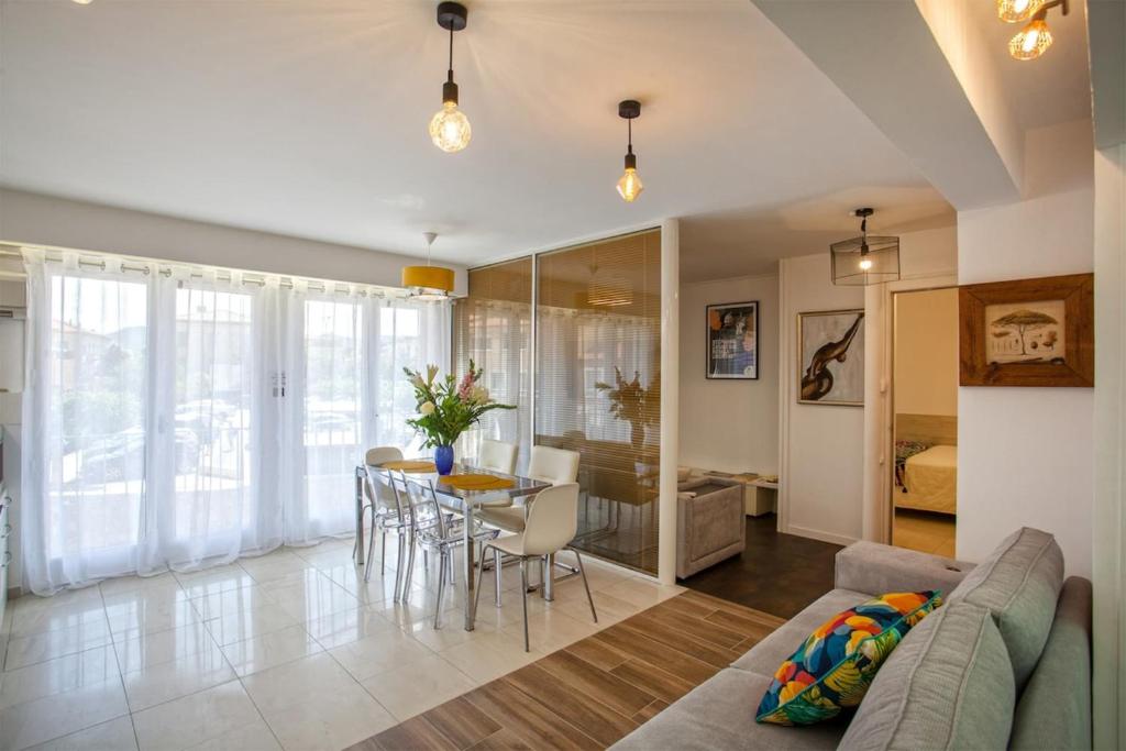 a living room with a couch and a table at Lucamare - Casa Rossa in LʼÎle-Rousse