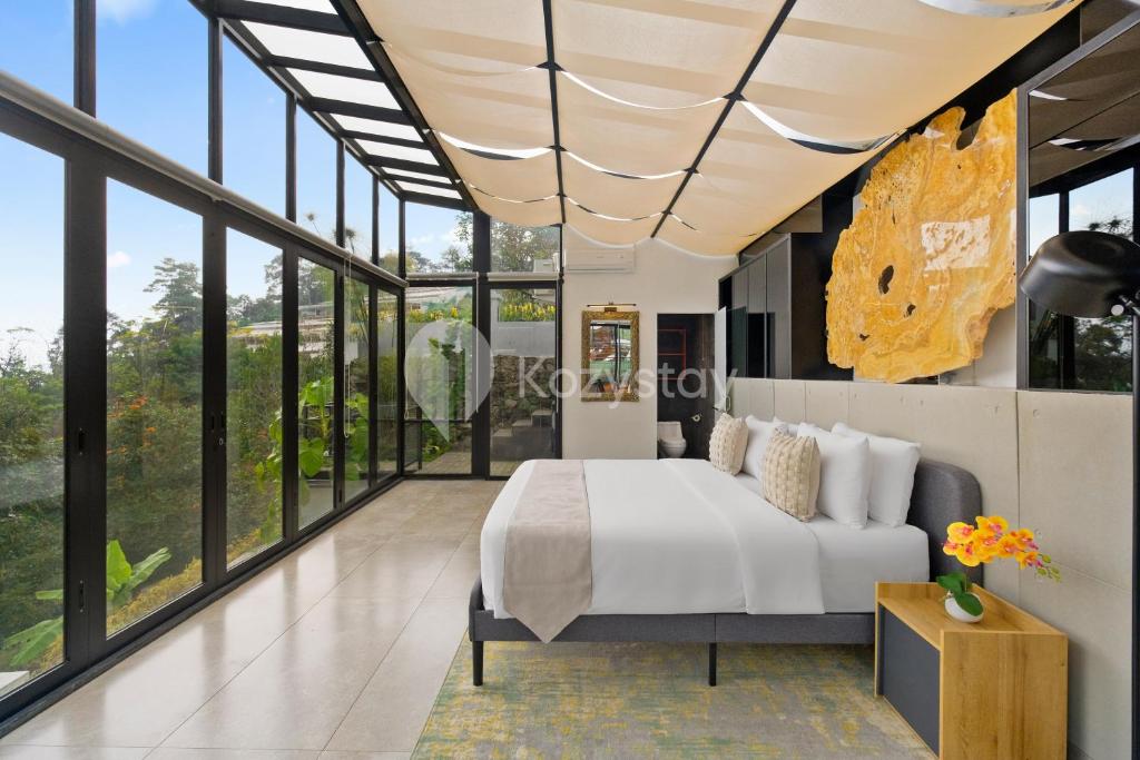 Postel nebo postele na pokoji v ubytování Griya Keraton Villa by Kozystay - Dago