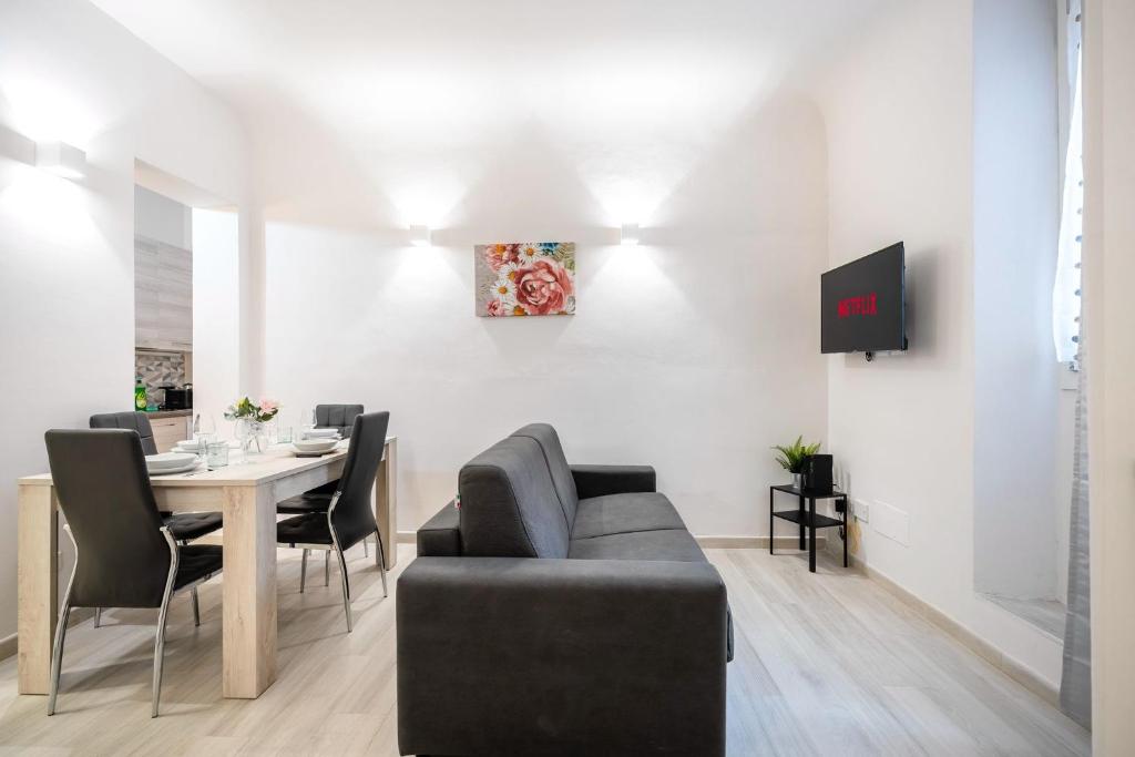 a living room with a table and a couch at Firenze Center - 5min to Duomo, Station - Wifi and AC in Florence