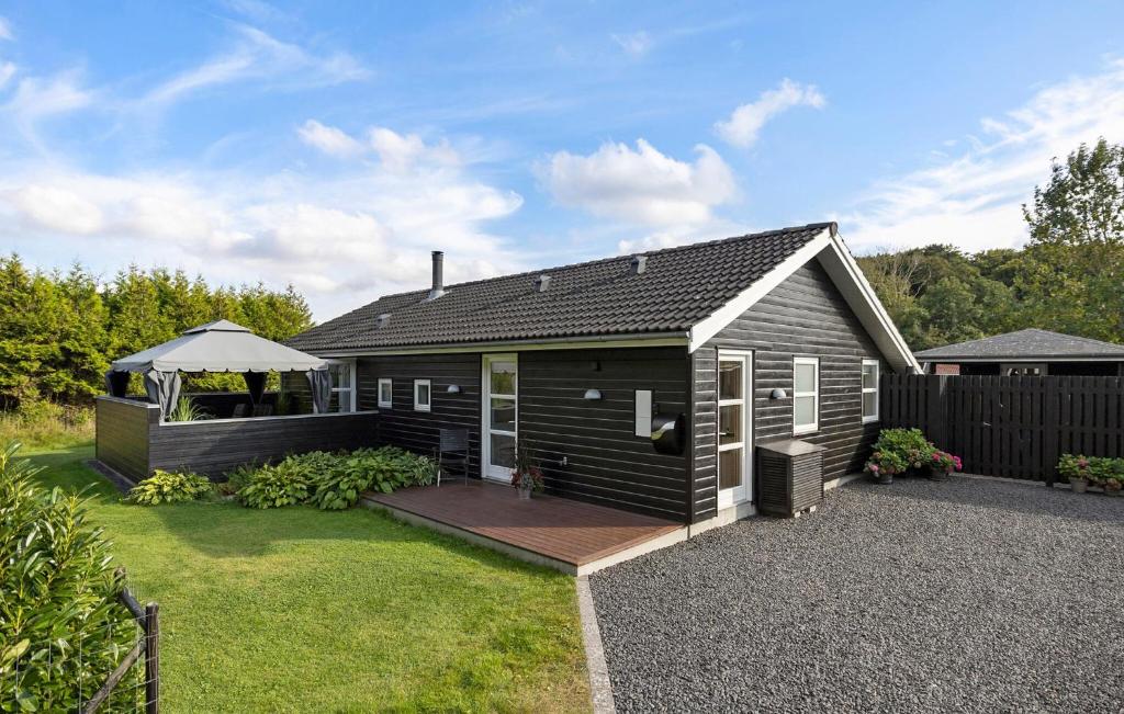 una pequeña casa con terraza en el patio en 3 Bedroom Amazing Home In Slagelse, en Drøsselbjerg