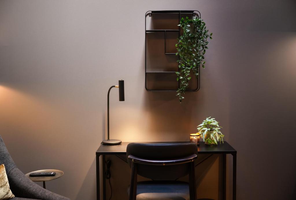 Ågotnes Hotell - Chambre Double Calme Avec Seulement Un Puits De Lumière