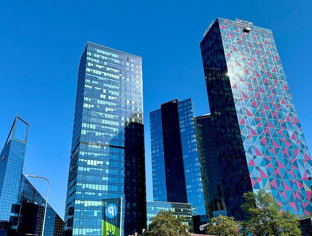 un groupe de grands bâtiments en verre dans une ville dans l'établissement Luxury Nightlights NELLI Apartment, à Tallinn