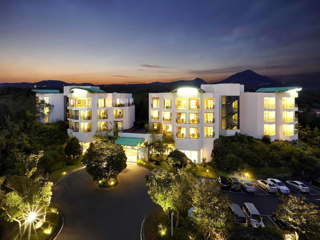 Nespecifikovaný výhled na hory nebo výhled na hory při pohledu z hotelu