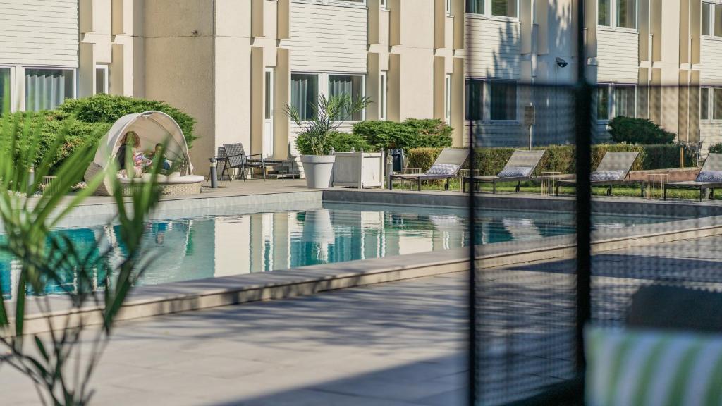 a swimming pool with a fountain in a building at Apple Hotel & Konferens Göteborg in Gothenburg
