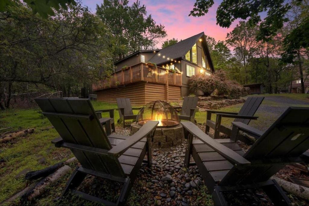 Zahrada ubytování Cozy Cabin with Hot Tub, Pets, Lake