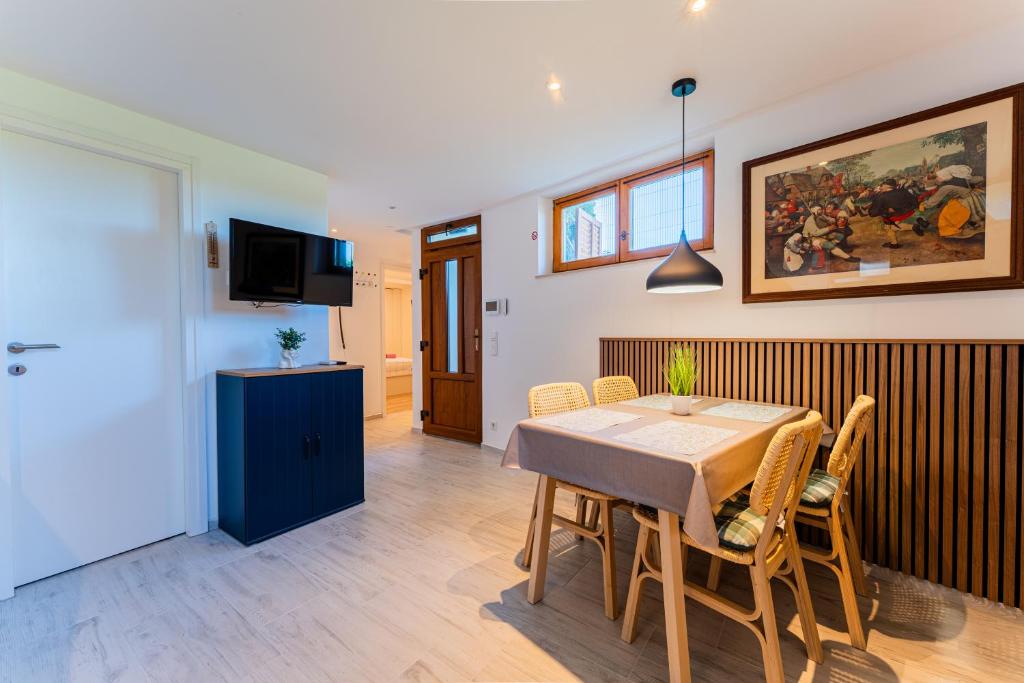 une cuisine et une salle à manger avec une table et des chaises dans l'établissement Flex SelfCheckIns 146 - Zagreb - 1 Bedroom - Loggia - WIFI, à Zagreb