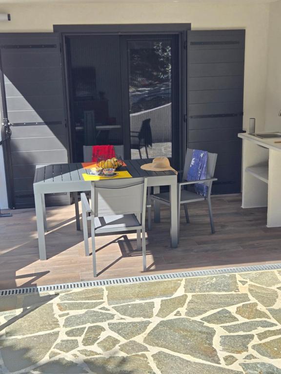 Fotografie z fotogalerie ubytování Logement neuf 4 pers tout confort calme mer à 200m v destinaci Bormes-les-Mimosas