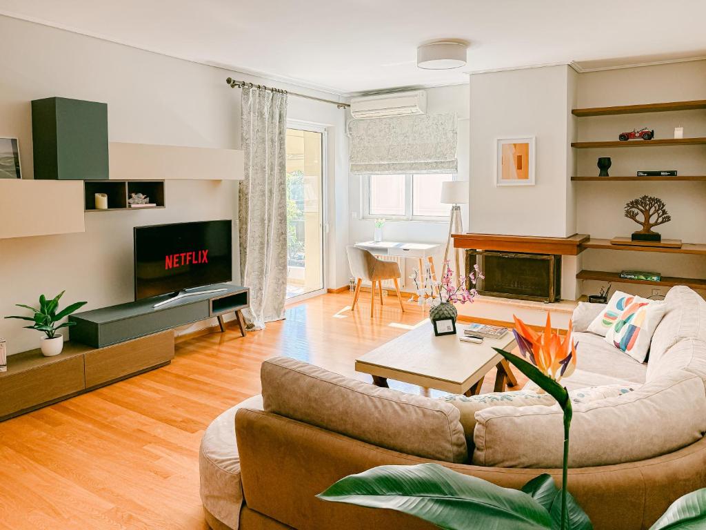 2BR home with Parking close to YGEIA, Mitera & OAKA