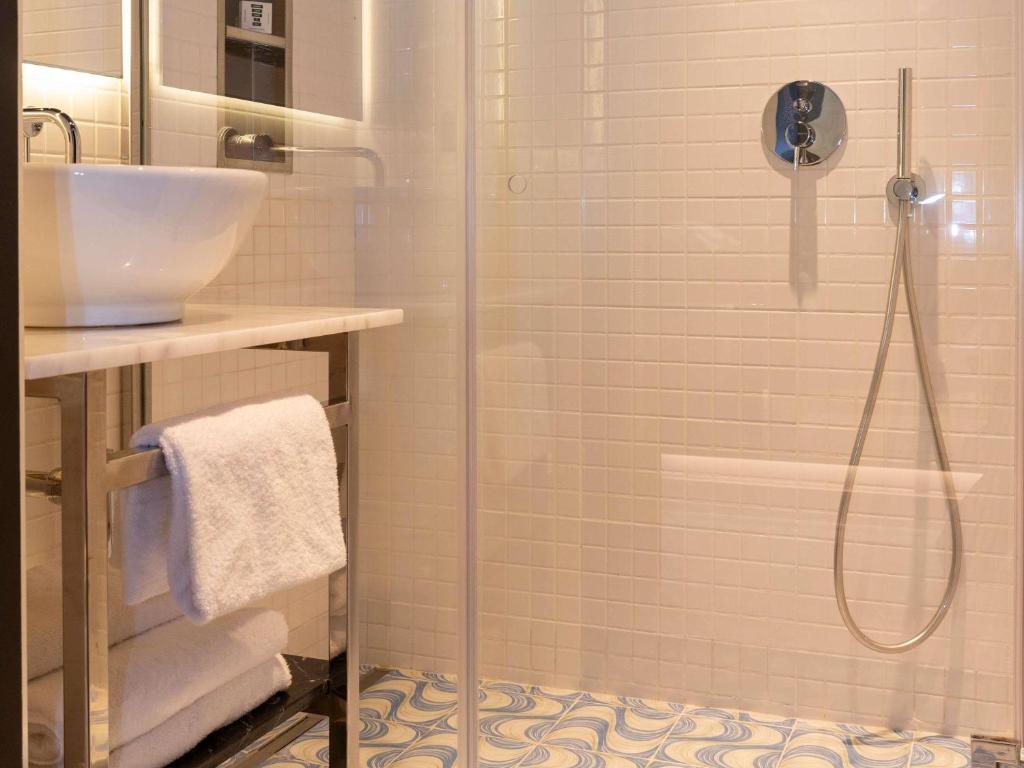 
Medium Mama Double Room with King Bed and Avenue View
