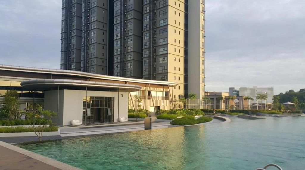 - une piscine en face d'un bâtiment avec de grands bâtiments dans l'établissement Oliver Homestay by AK Group, à Cyberjaya