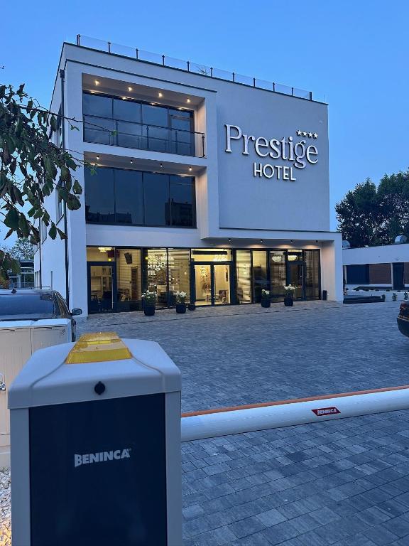 un edificio con un cubo de basura delante de él en Prestige Hotel, en Stalowa Wola