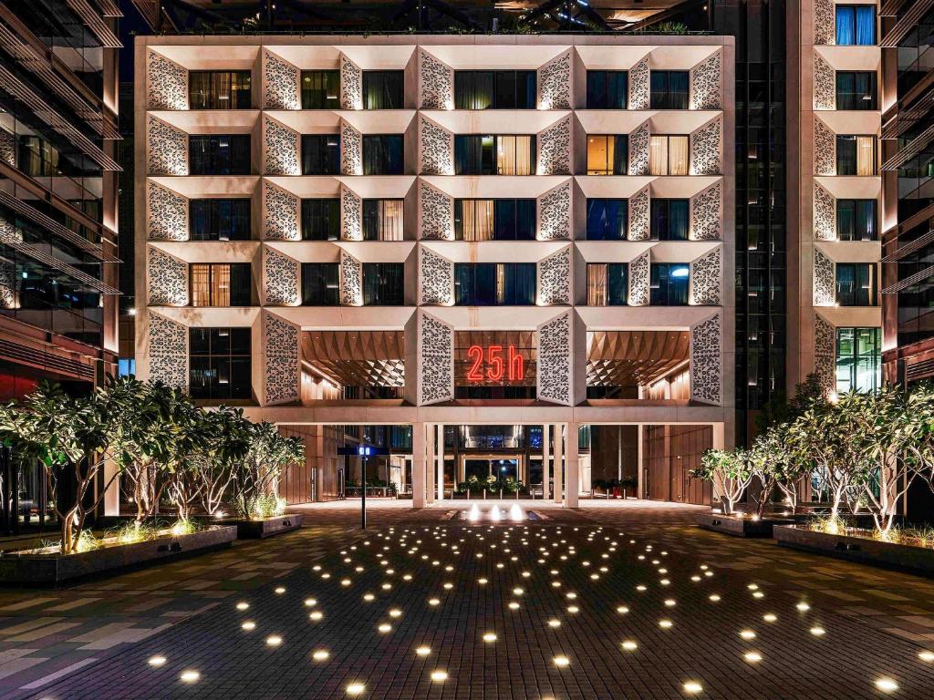 een weergave van de voorkant van een gebouw bij 25hours Hotel Dubai One Central in Dubai