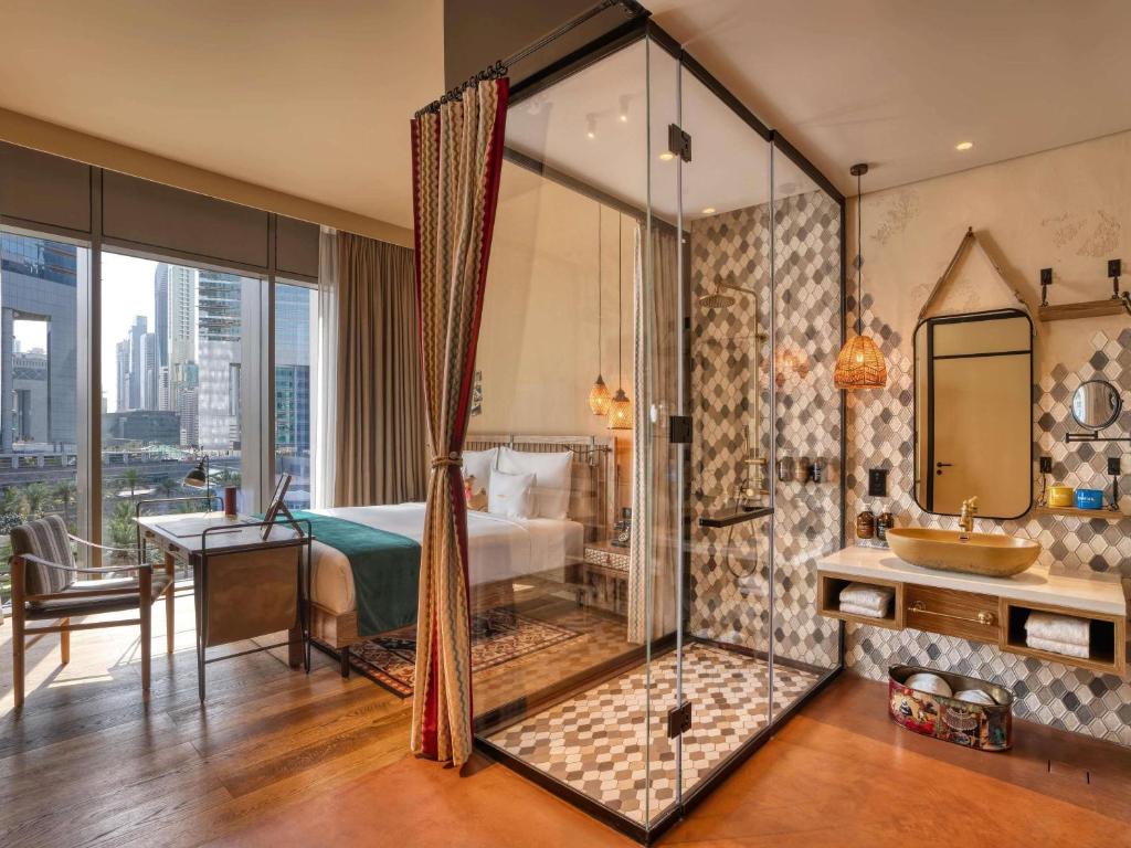 Een zitgedeelte bij 25hours Hotel Dubai One Central