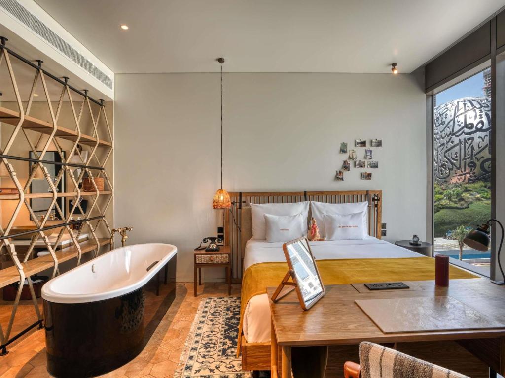 
Large Glamping Room with Museum View
