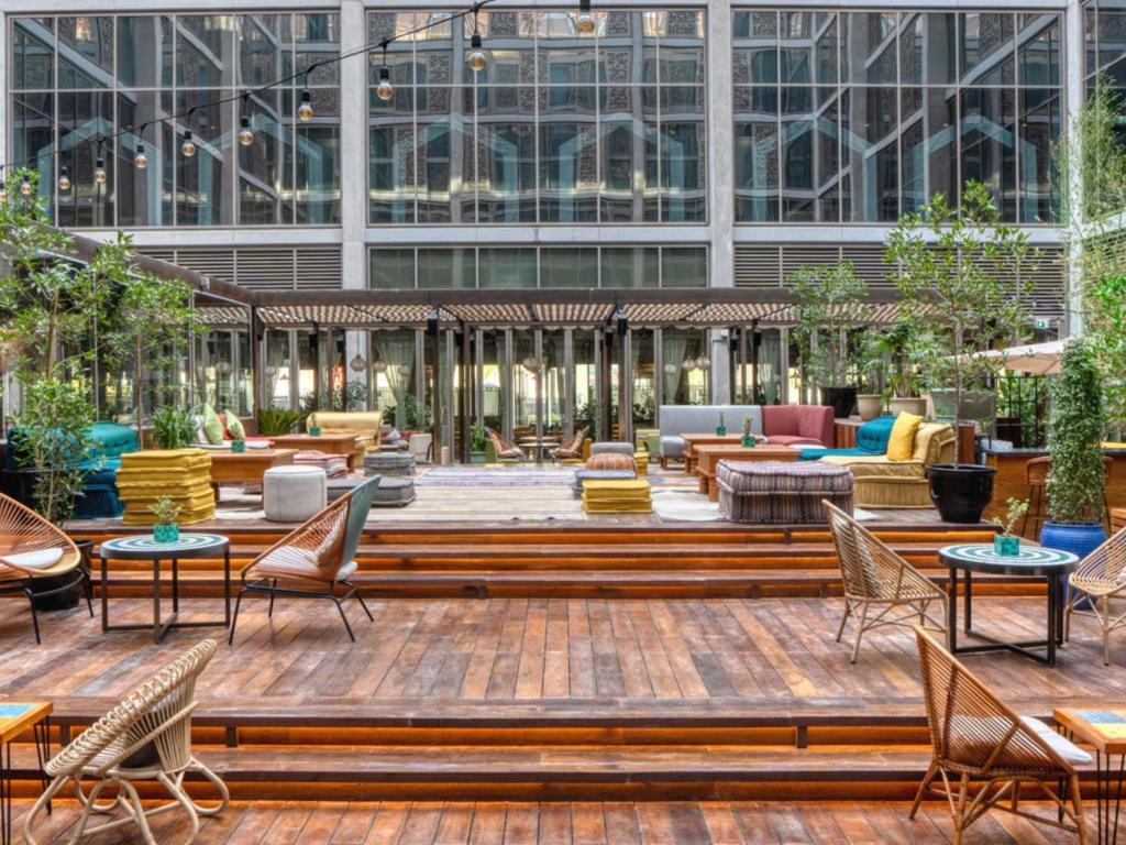 Een zitgedeelte bij 25hours Hotel Dubai One Central