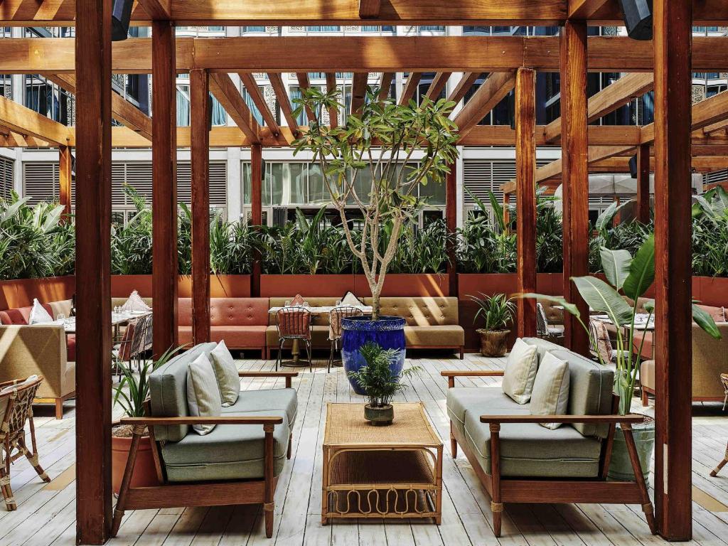 Een zitgedeelte bij 25hours Hotel Dubai One Central