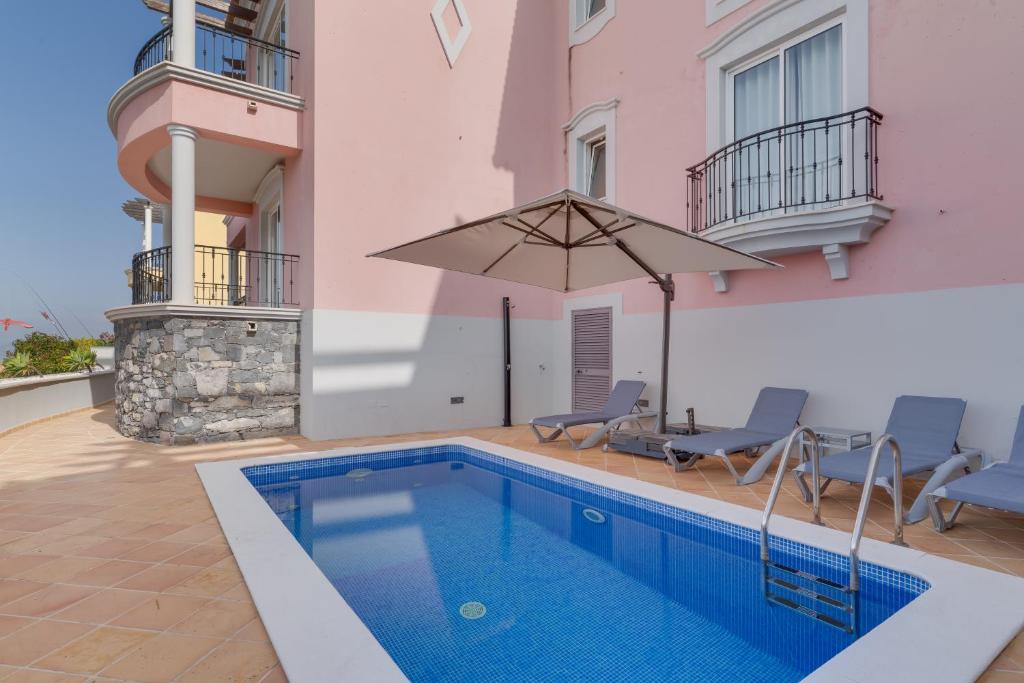 Πισίνα στο ή κοντά στο Luxury Villa Pembe Palheiro Village by Holiday Rental Madeira