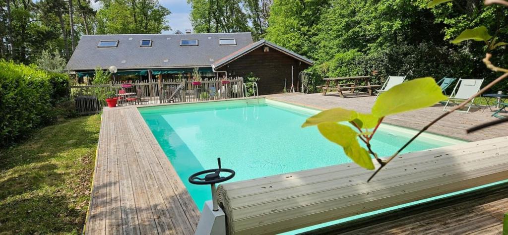 ein Swimmingpool vor einem Haus in der Unterkunft Villa D'Andy - Collection Idylliq in Paron