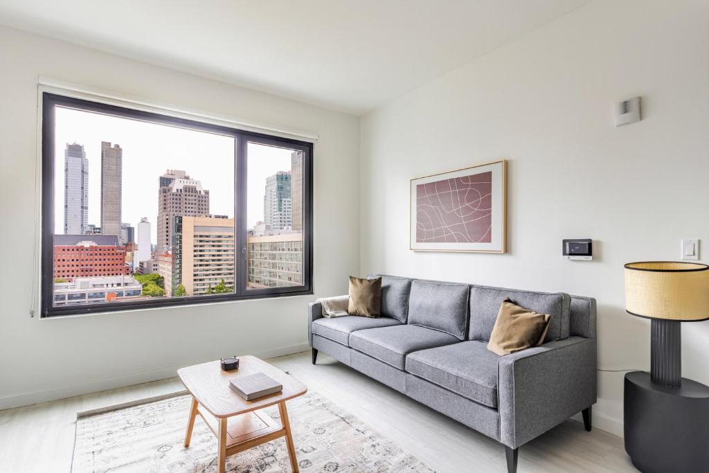 O zonă de relaxare la Blueground Downtown Brooklyn rooftop nr Brooklyn Bridge NYC-2035