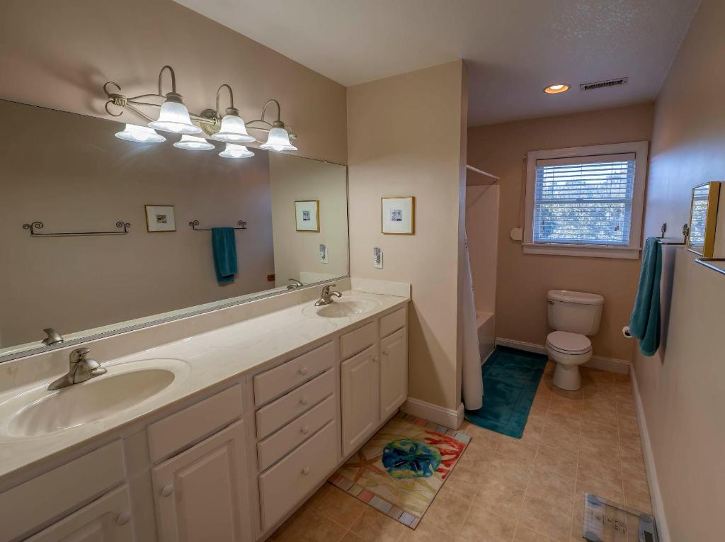 Un baño con dos lavabos y un espejo grande. en 8700 - Southern Seasons, en Frisco