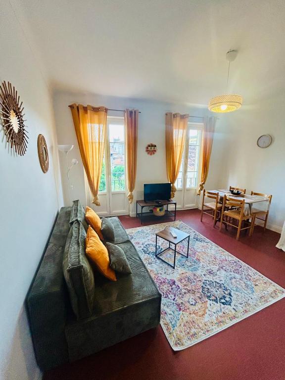 a living room with a couch and a table at Cosy&Grand 2P lumineux au cœur du vieil Antibes in Antibes