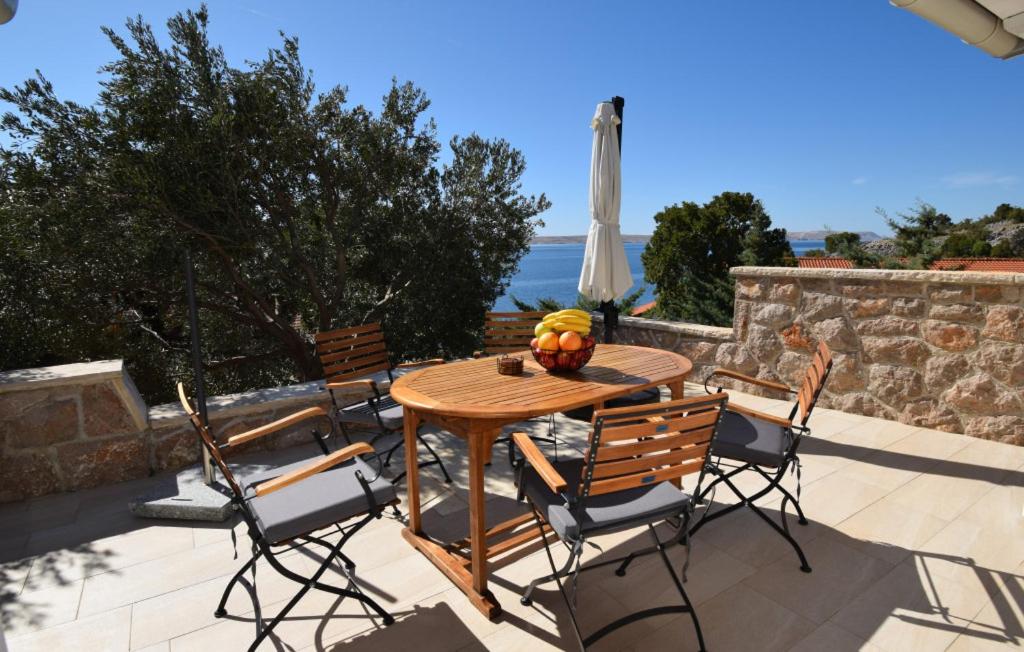 Una mesa y sillas de madera en un patio. en Ferienhaus Katarina by Villas Guide, en Šarići