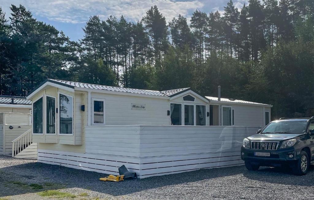 a car parked in front of a tiny house at 2 Bedroom Cozy Home In Lindesnes in Spangereid