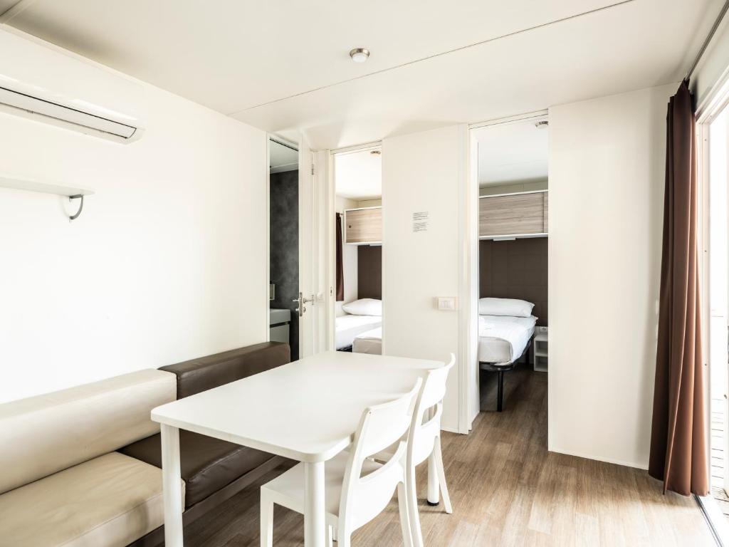 Ліжко або ліжка в номері Zaton Holiday Resort Camping Homes