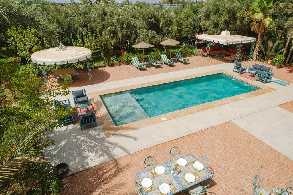 Dar Salah - Eddine Oasis Pool & SPA في مراكش: اطلالة علوية على مسبح مع طاولة وكراسي