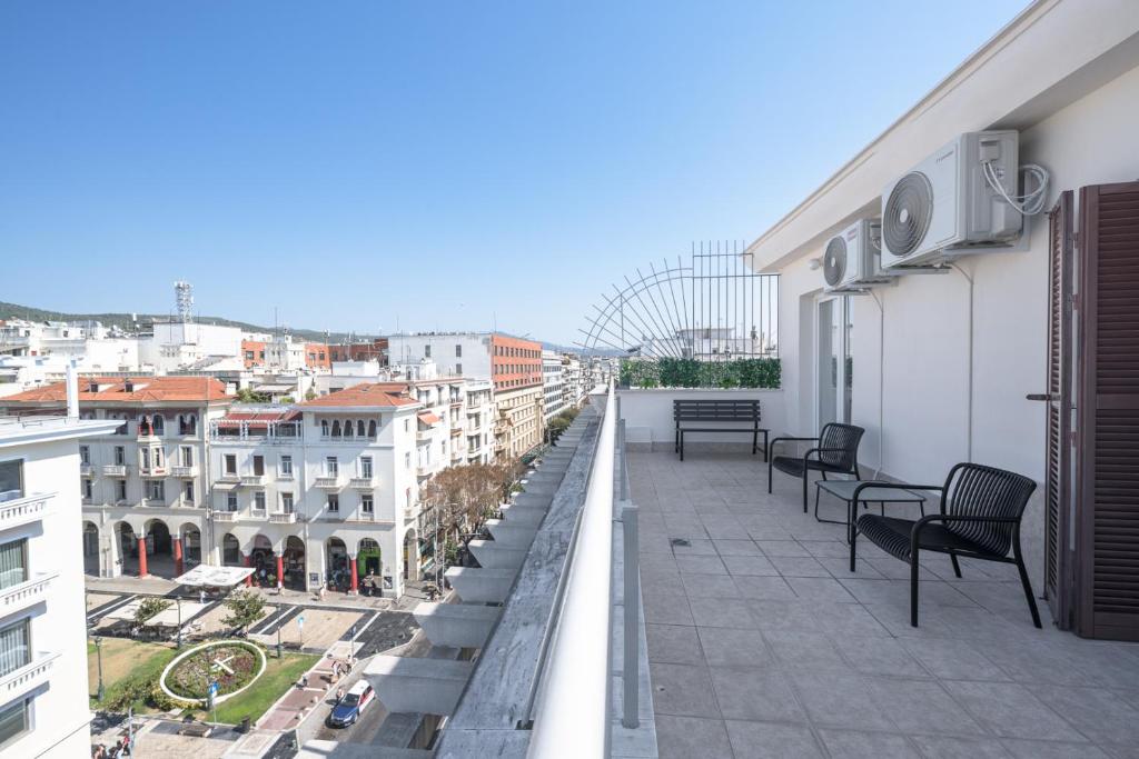 balcón con bancos y vistas a la ciudad en Aristotelous Penthouse by Luxlikehome, en Tesalónica