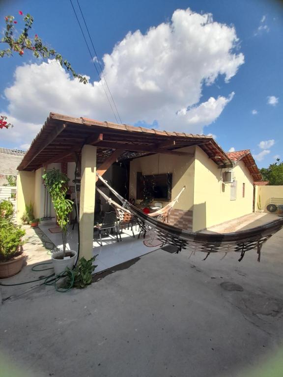a house with a roof that is being remodeled at Hospedaria Temporarte in Piranhas