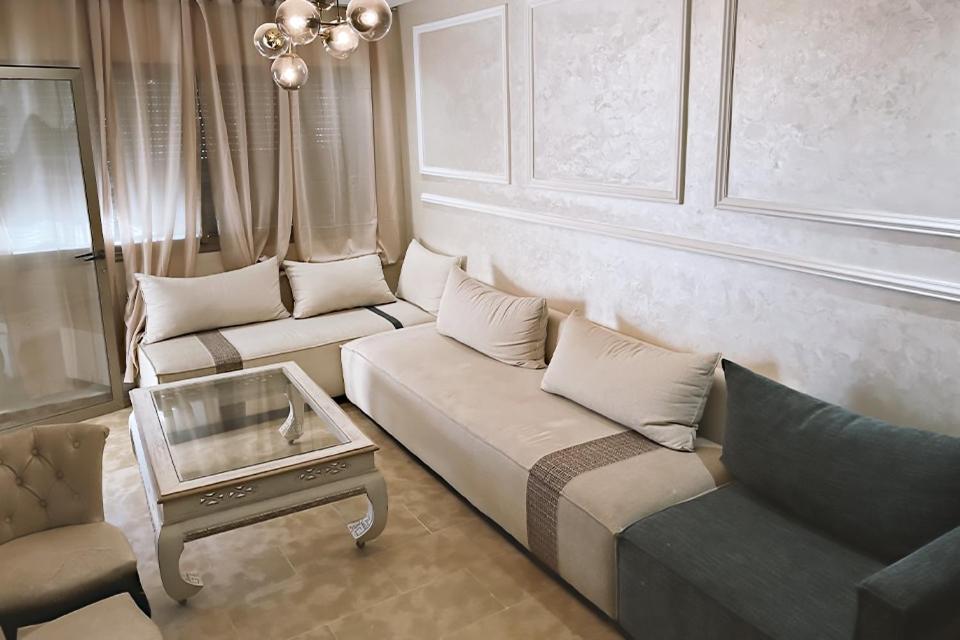 O zonă de relaxare la Modern apartment with pool parking