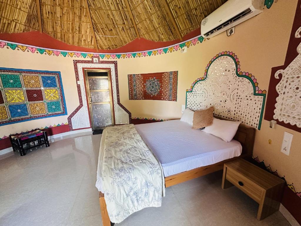 een slaapkamer met een bed in een kamer bij Dholavira Homestay in Gadhada