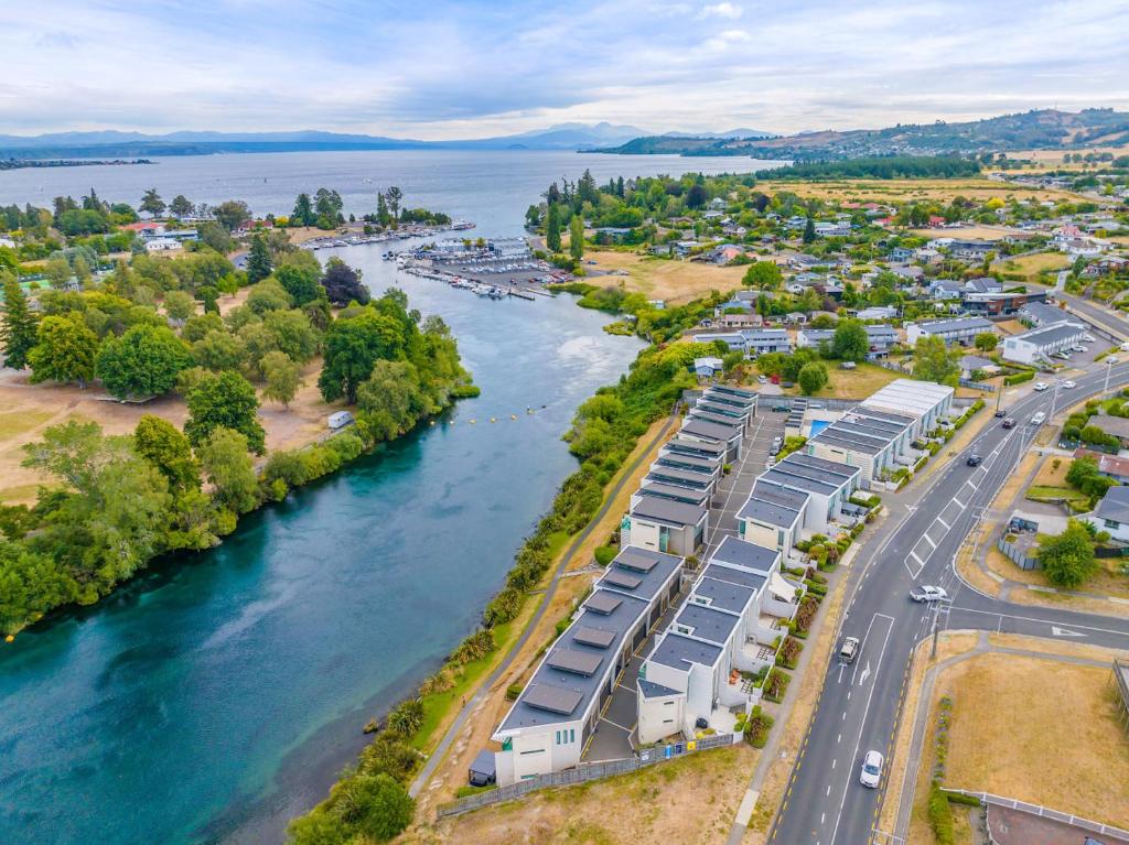 Stylish Riverside Retreat with a Spa, Taupo (updated prices 2026)