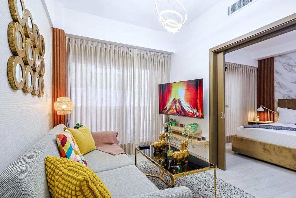 una sala de estar con un sofá y una cama en Comfy 1BR Apt, King Bed, Pool, en Ensanche Quisqueya