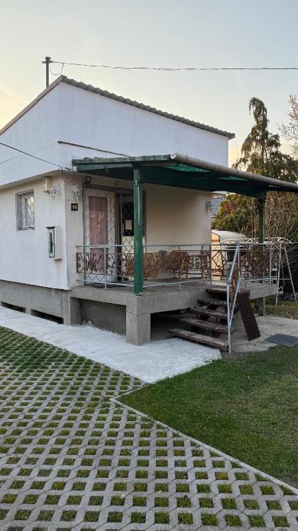 a small white building with a porch and stairs at Gárdonyi kisház in Gárdony