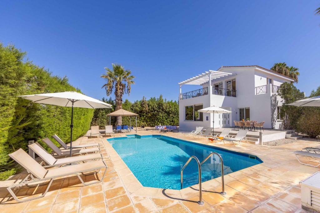 eine Villa mit Swimmingpool und ein Haus in der Unterkunft Villa Artemisia in Peyia