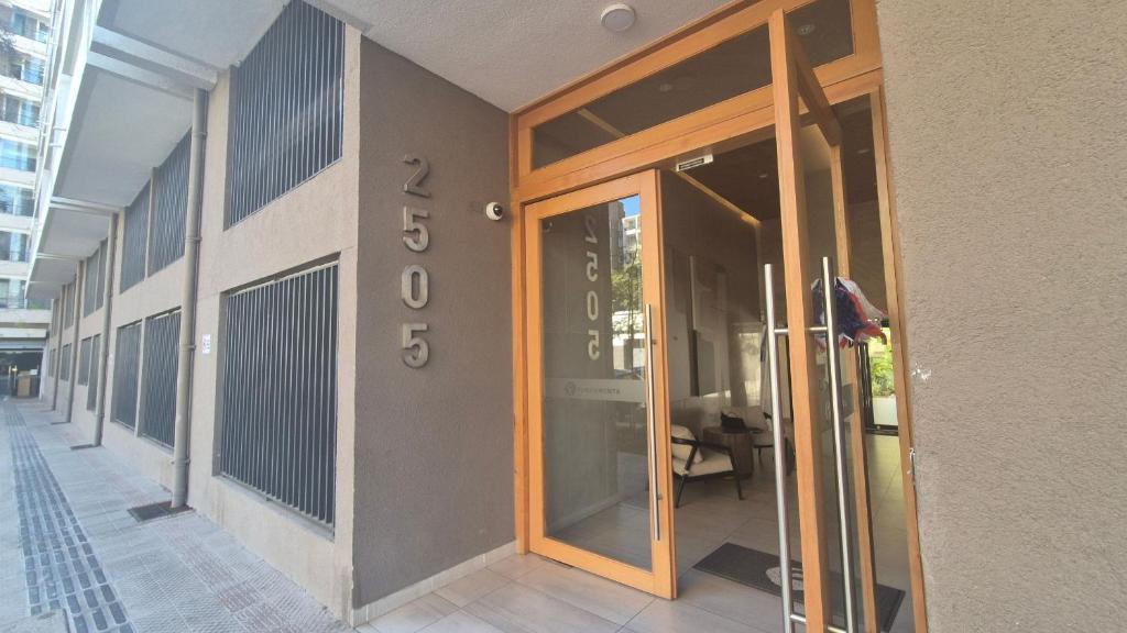 een ingang van een gebouw met een glazen deur bij Santiago Estudio Moderno Movistar Arena/Metro Toesca in Santiago