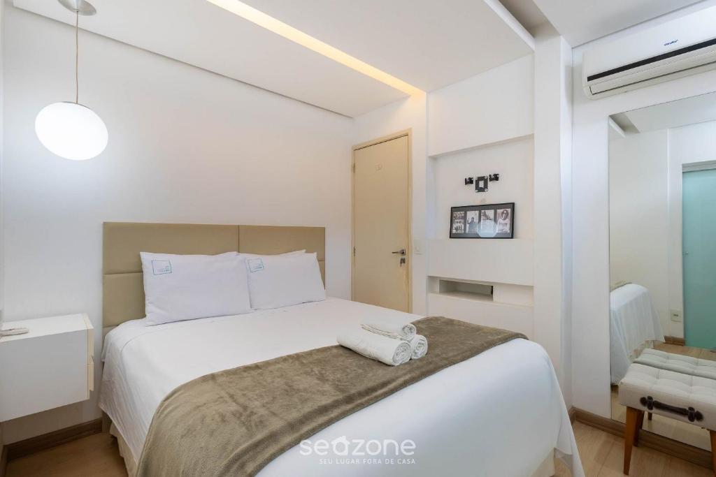 a bedroom with a large white bed in a room at Apto c/ Sefl Check-in na Asa Sul SQS0108 in Brasilia