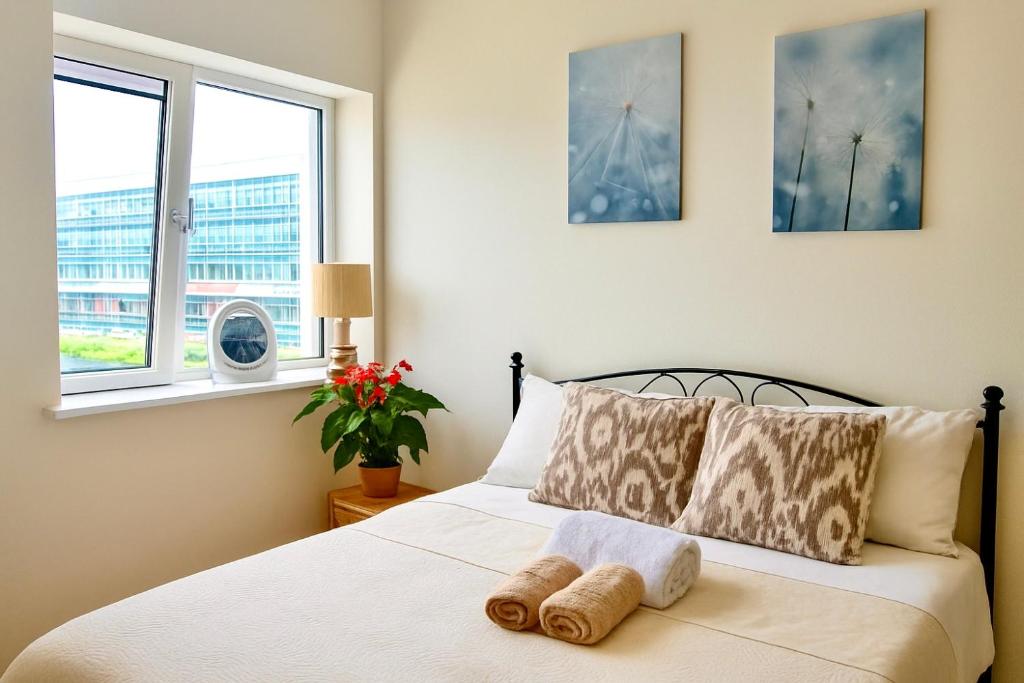 Postel nebo postele na pokoji v ubytování Heron Gate Comfort, Park and Pillow